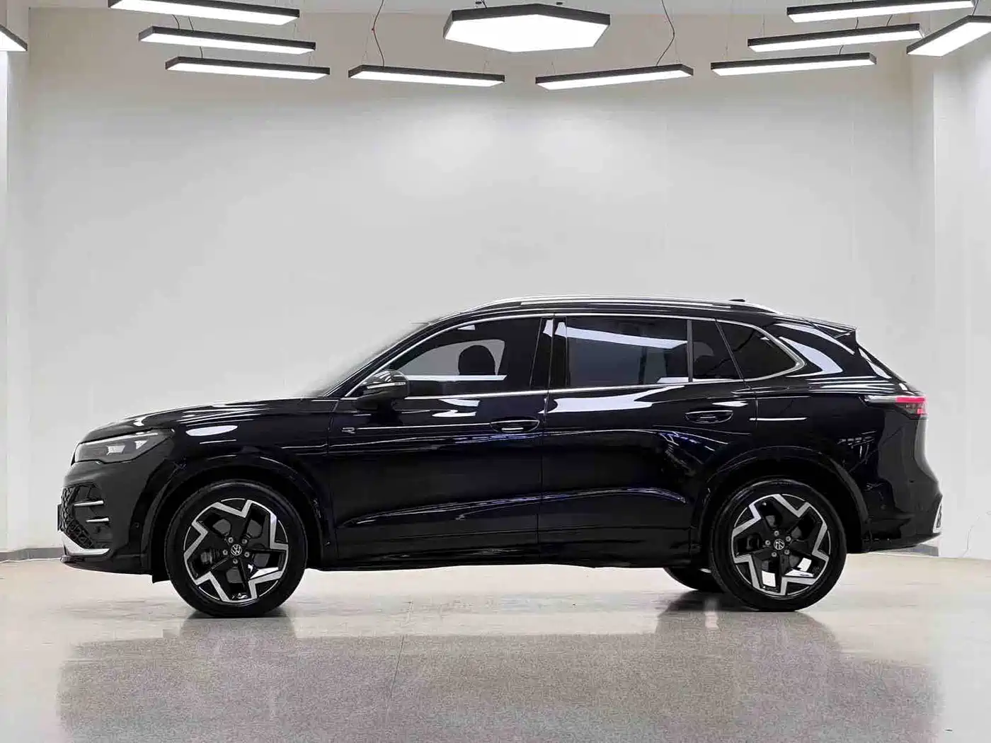 Volkswagen Tiguan L 2025 PRO 380TSI 2WD R-Line Smart Leader Edition фото 4