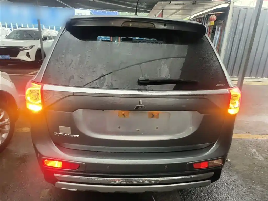 Mitsubishi Outlander (Import) 2014 2.4L 4WD Luxury Value Edition 7-seater фото 6