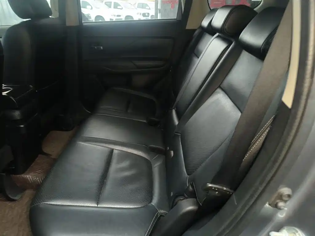 Mitsubishi Outlander (Import) 2014 2.4L 4WD Luxury Value Edition 7-seater фото 17