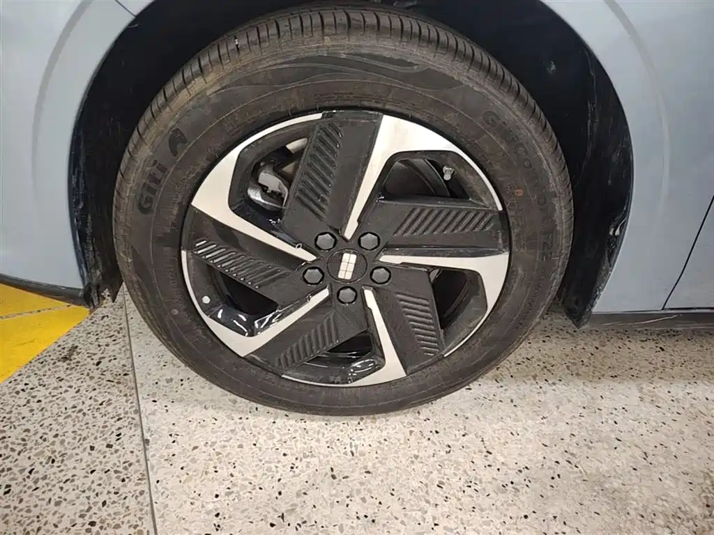 Geely Galaxy Galaxy L6 2025 EM-i 140km Starship Edition фото 23
