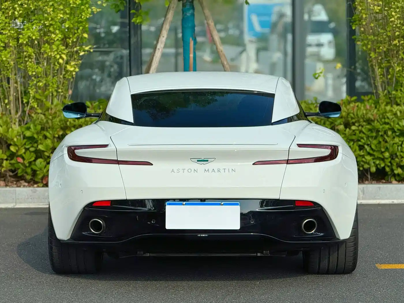 Aston Martin DB12 2023 4.0T V8 Coupe фото 4