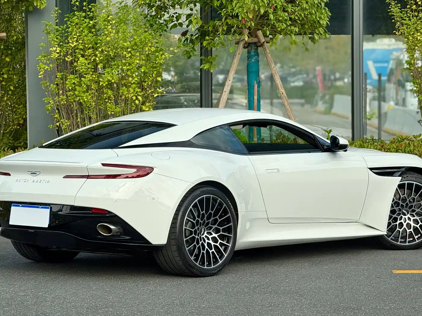 Aston Martin DB12 2023 4.0T V8 Coupe фото 5