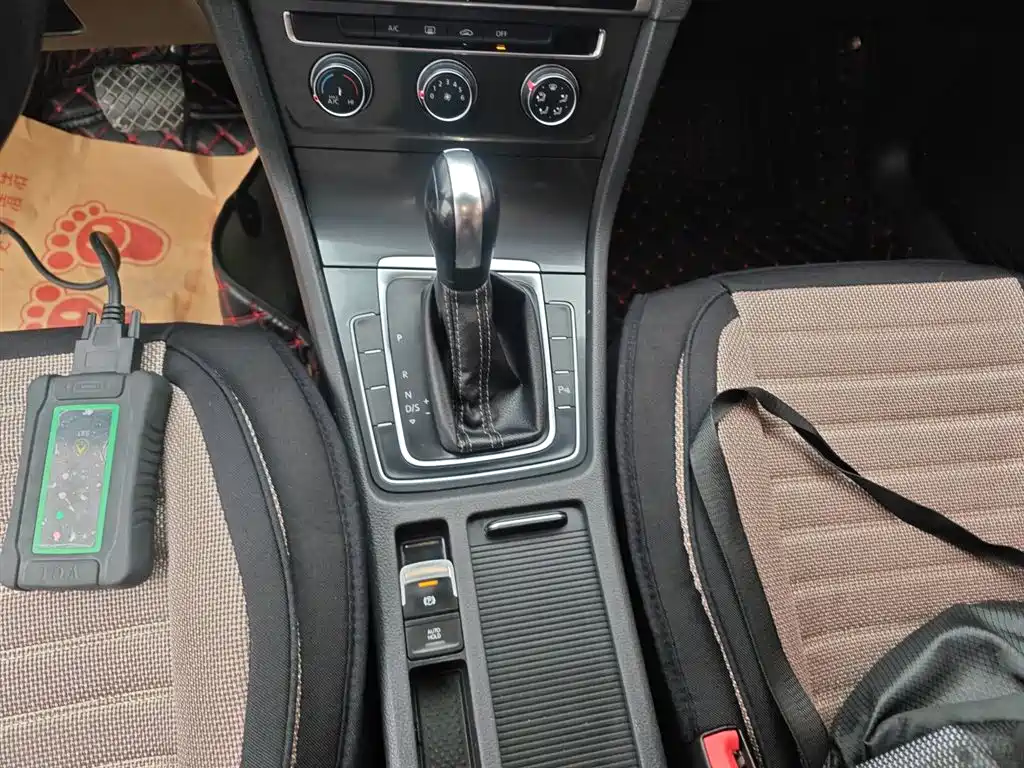 Volkswagen Golf 2017 1.6L Auto Comfort Millionth Edition фото 14