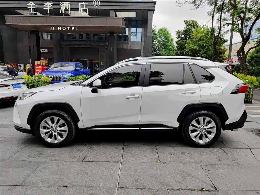 Toyota Wildlander 2021 2.0L CVT 2WD Luxury Edition фото 3