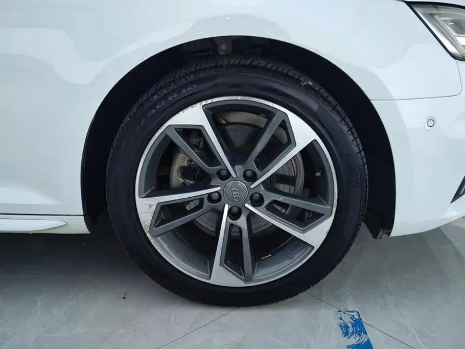 Фото 6 - Audi A4L