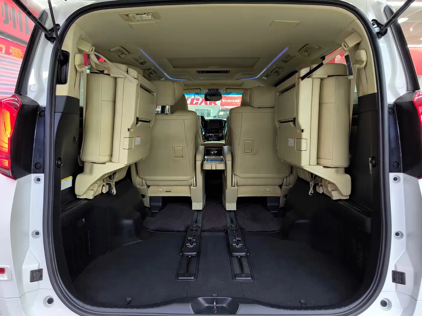 Toyota Alphard 2019 Hybrid 2.5L Luxury фото 33