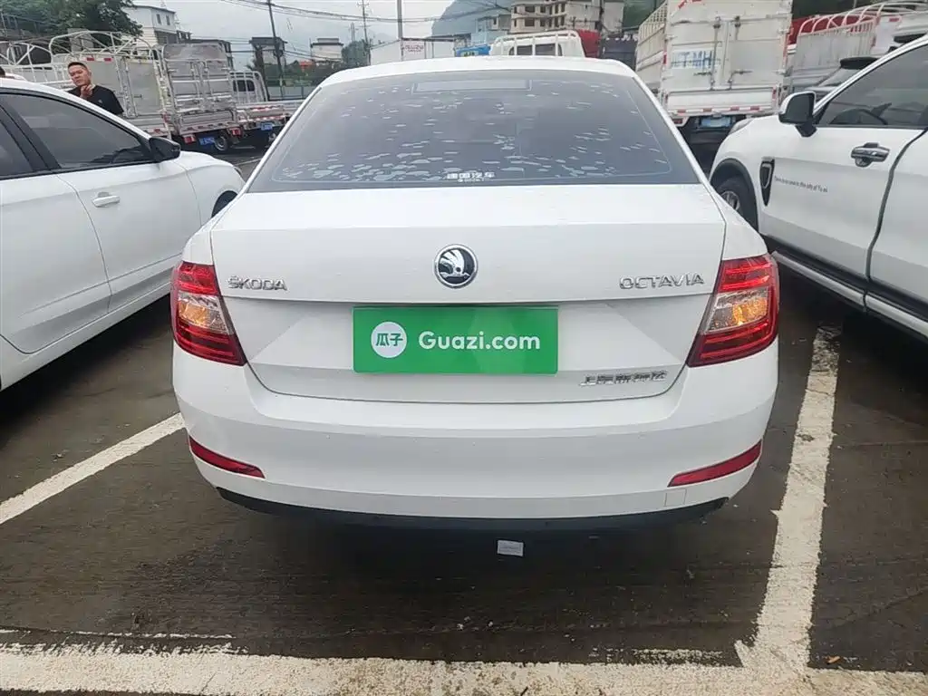 Škoda Octavia 2017 1.6L Automatic Pioneer Edition фото 6
