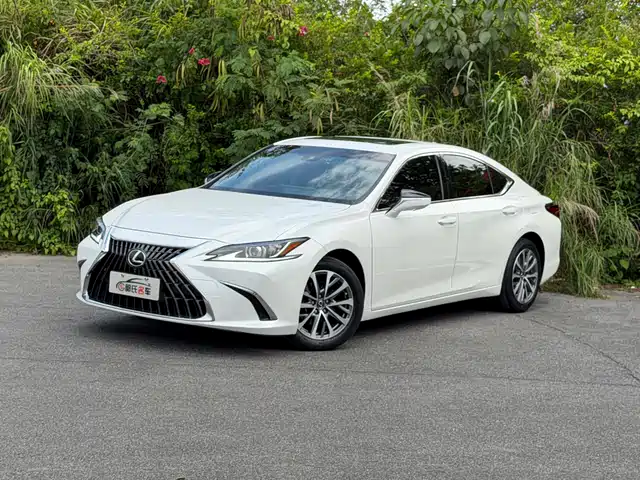 Фотография LEXUS ES