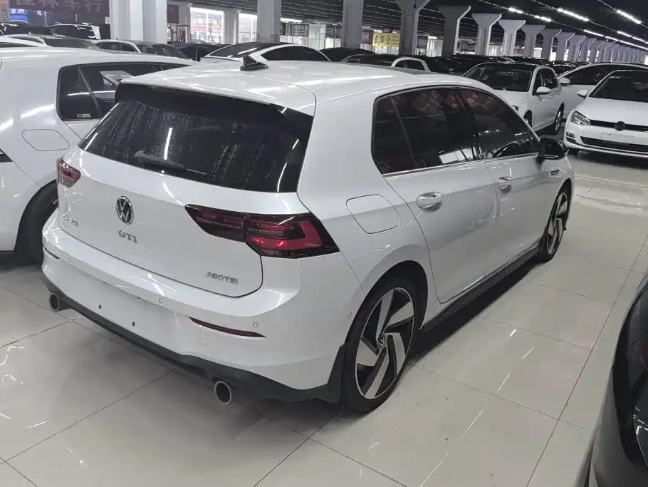 Фото 3 - Volkswagen Golf GTI