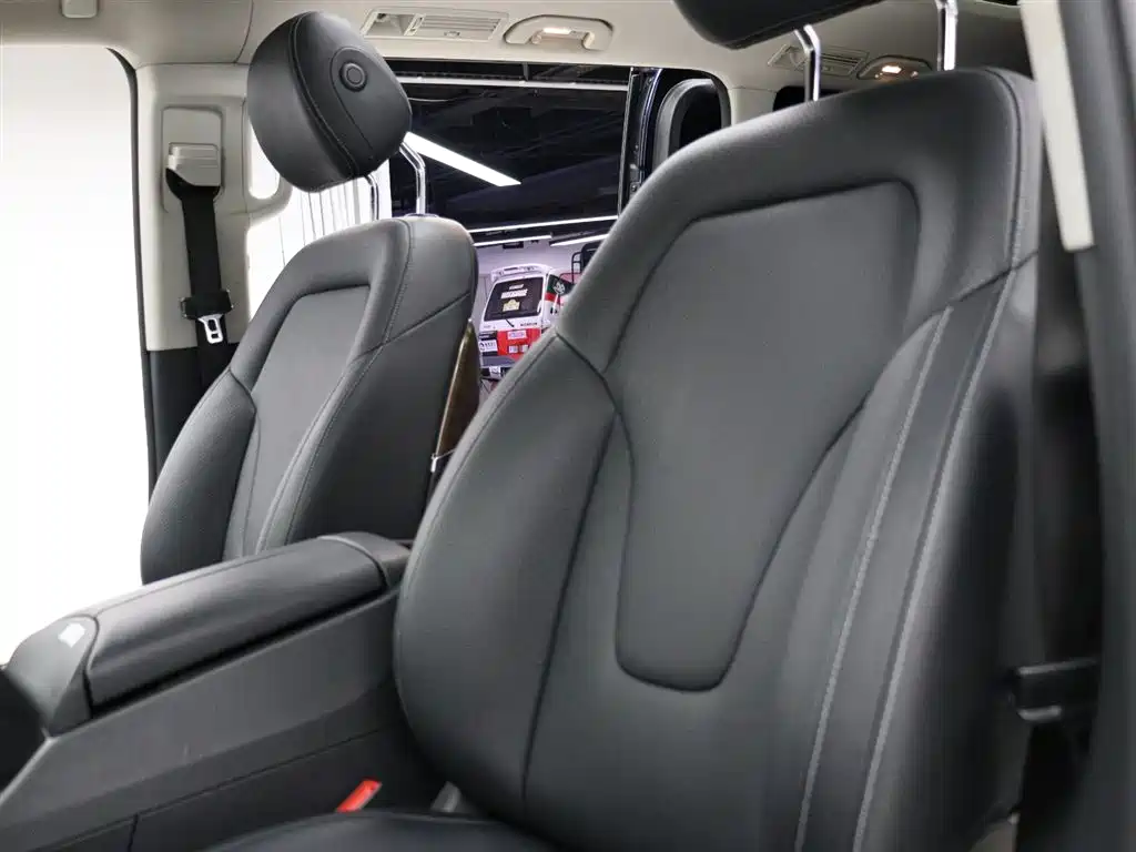 Mercedes-Benz V-Class 2021 V 260 L Long Wheelbase Premium Edition фото 3