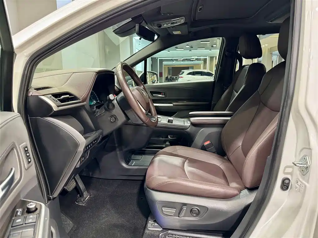 Toyota Sienna 2023 2.5L Hybrid Platinum Edition фото 25