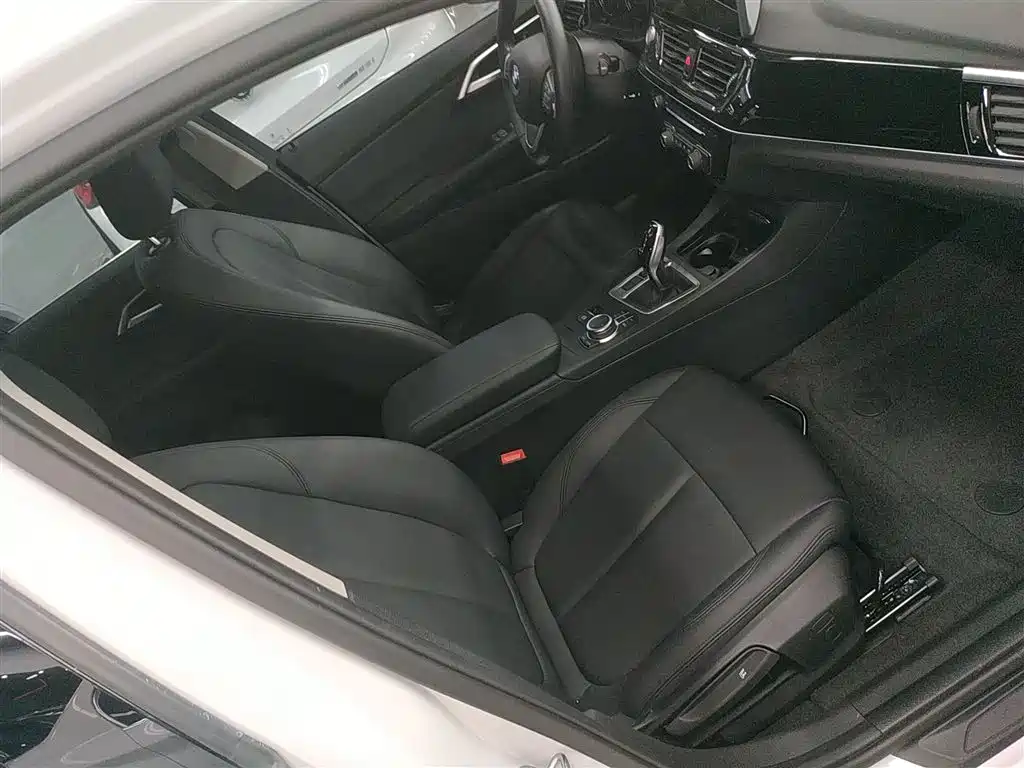 BMW 1 Series 2022 120i M Sport фото 25