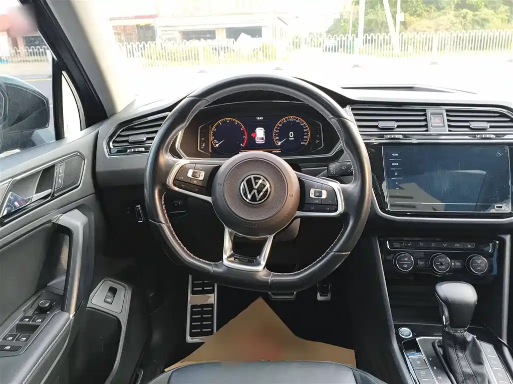 Volkswagen Tiguan L 2021 330TSI Automatic 2WD R-Line Premium фото 3