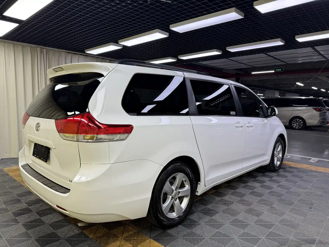 Toyota Sienna 2015 3.5L 2WD LE фото 4