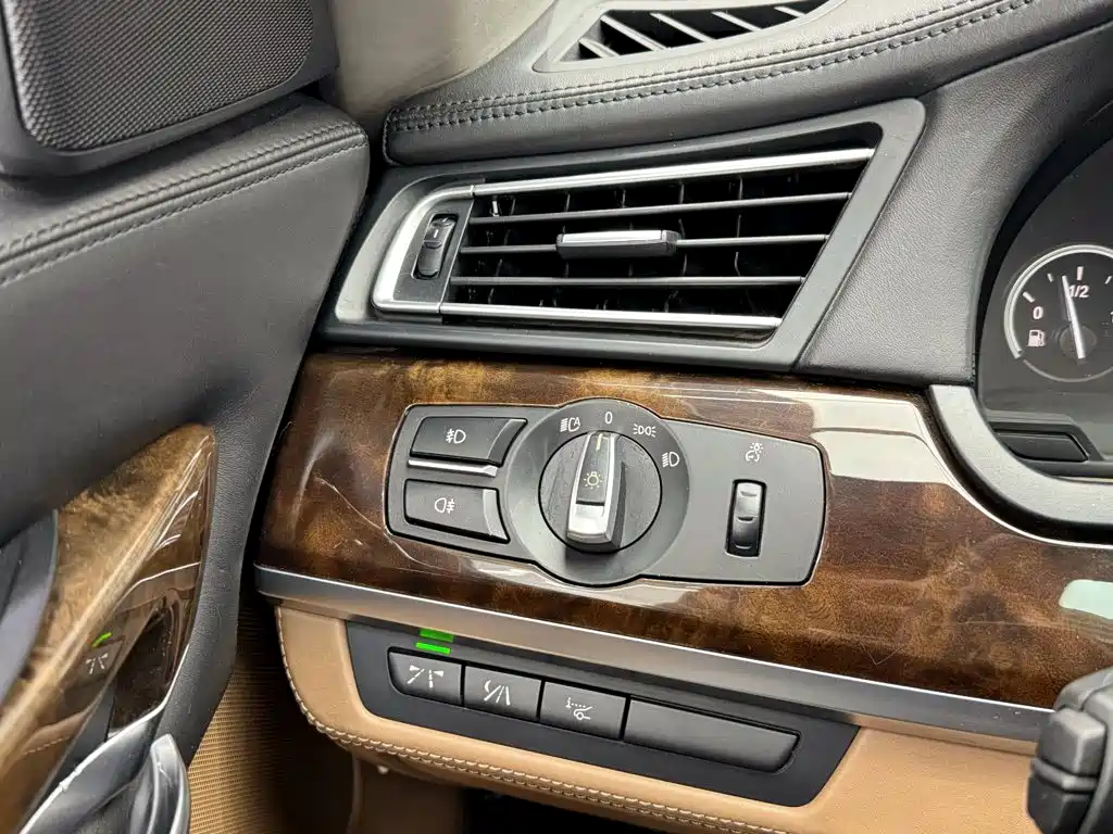 Photo 20 - BMW 7 Series