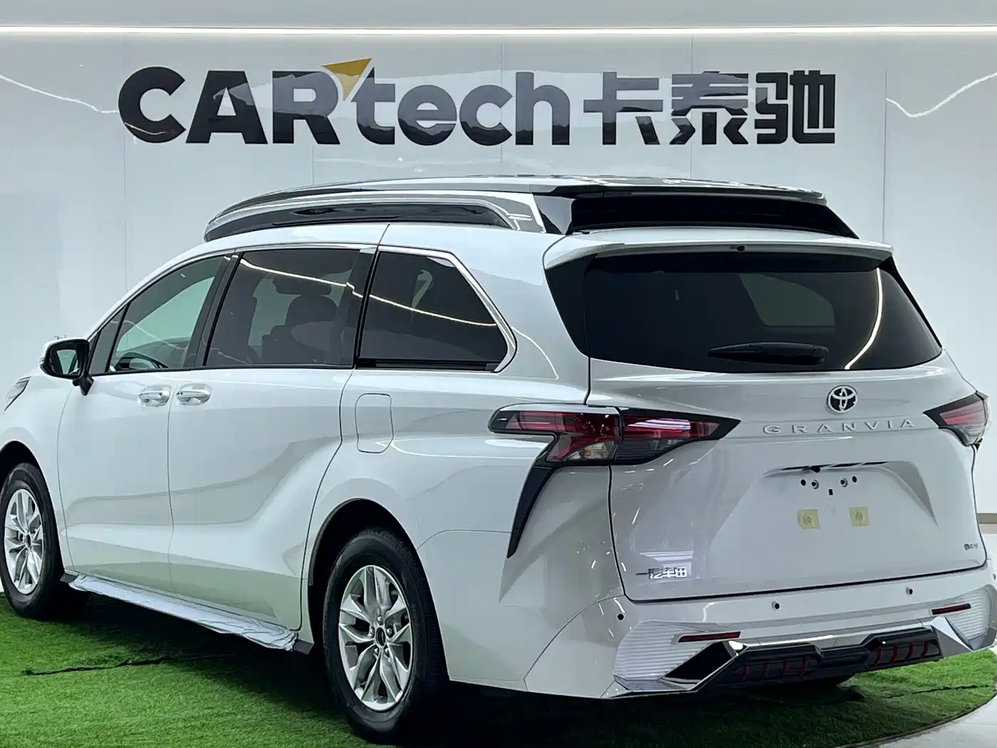 Toyota Granvia 2024 2.5L Hybrid Comfort фото 3