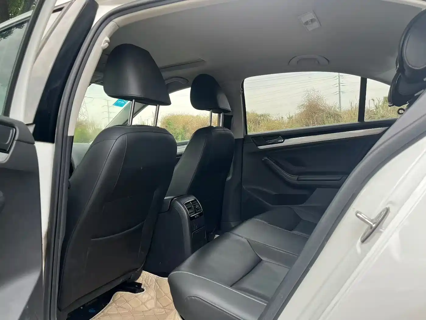 Volkswagen Sagitar 2015 1.6L Automatic Comfort фото 8