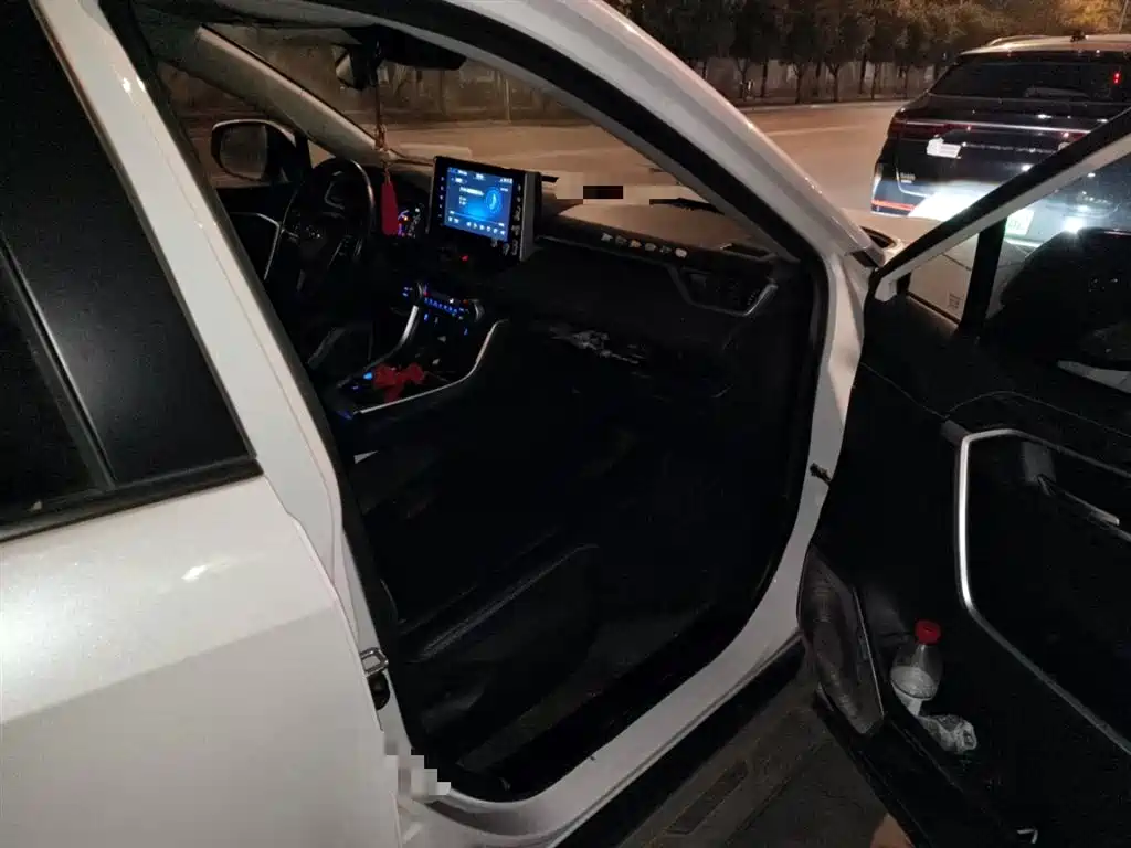 Toyota RAV4 Rongfang 2020 Hybrid 2.5L E-CVT AWD Flagship Edition фото 20
