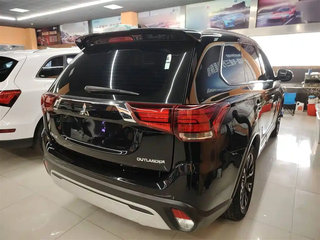 MITSUBISHI OUTLANDER