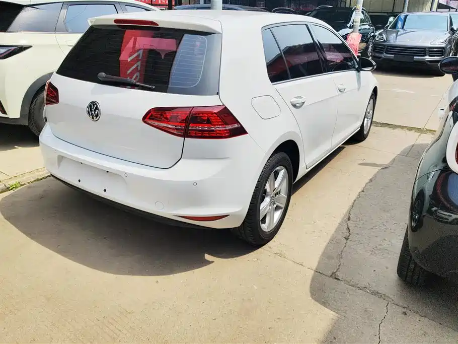 Volkswagen Golf 2017 1.6L Auto Comfort Millionth Edition фото 3
