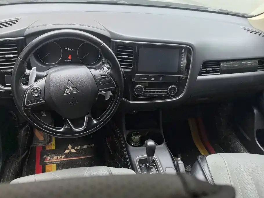 MITSUBISHI OUTLANDER