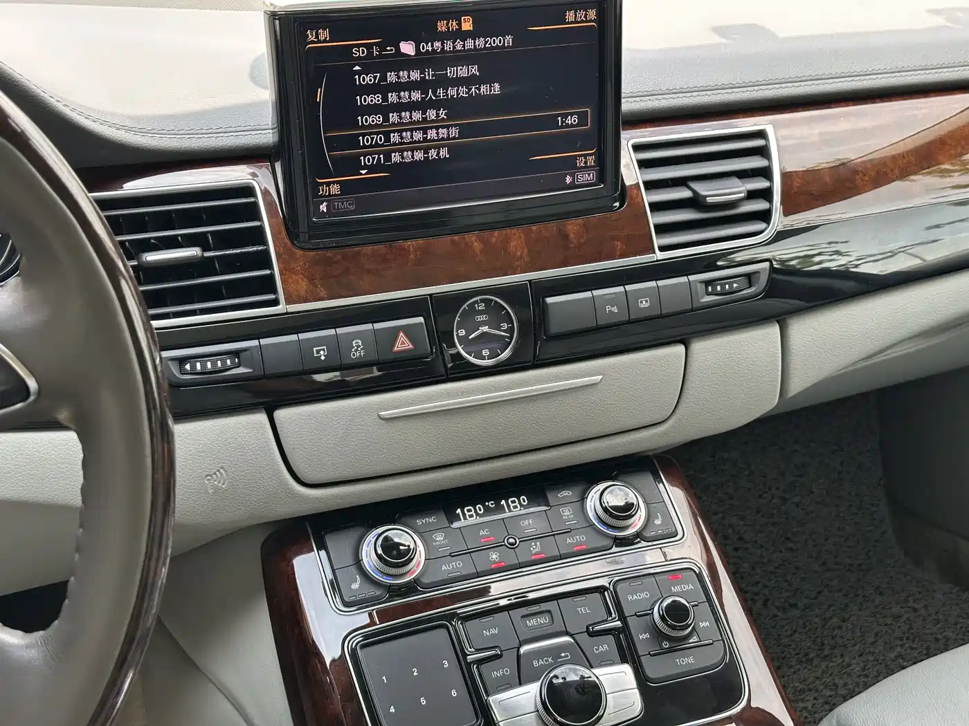 Фото 10 - Audi A8