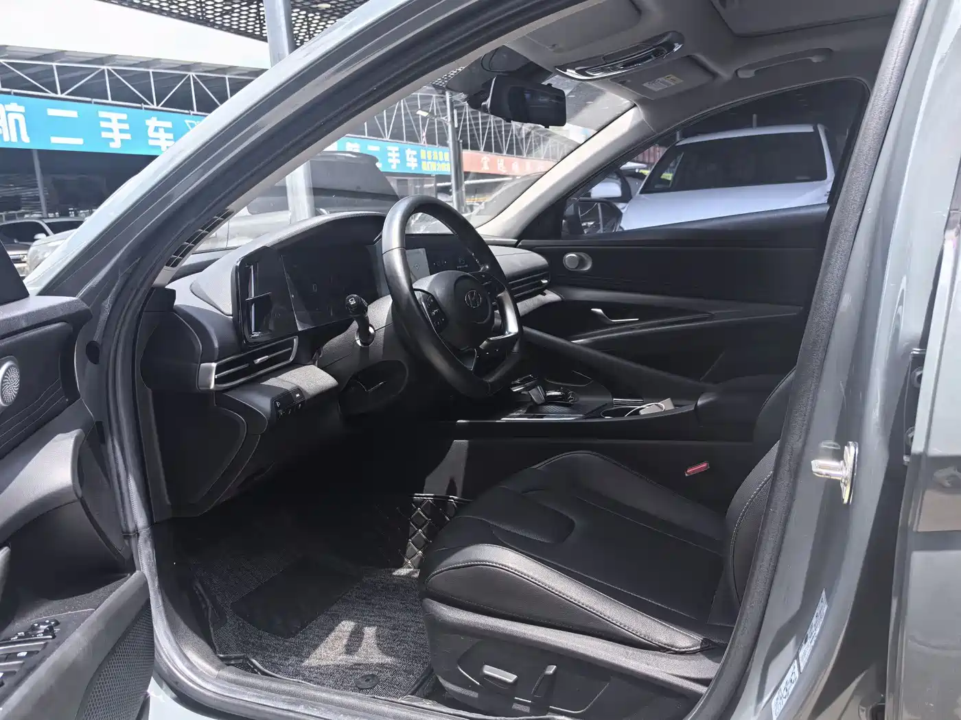 Hyundai Elantra 2021 1.5L CVT LUX Premium Edition фото 4