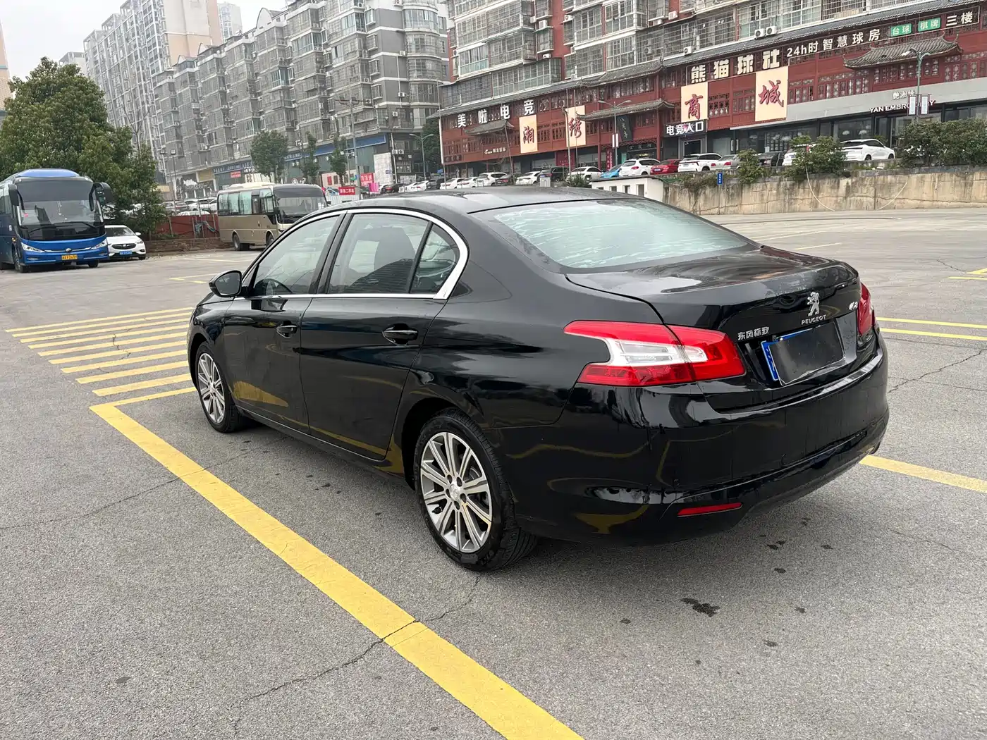 PEUGEOT 408