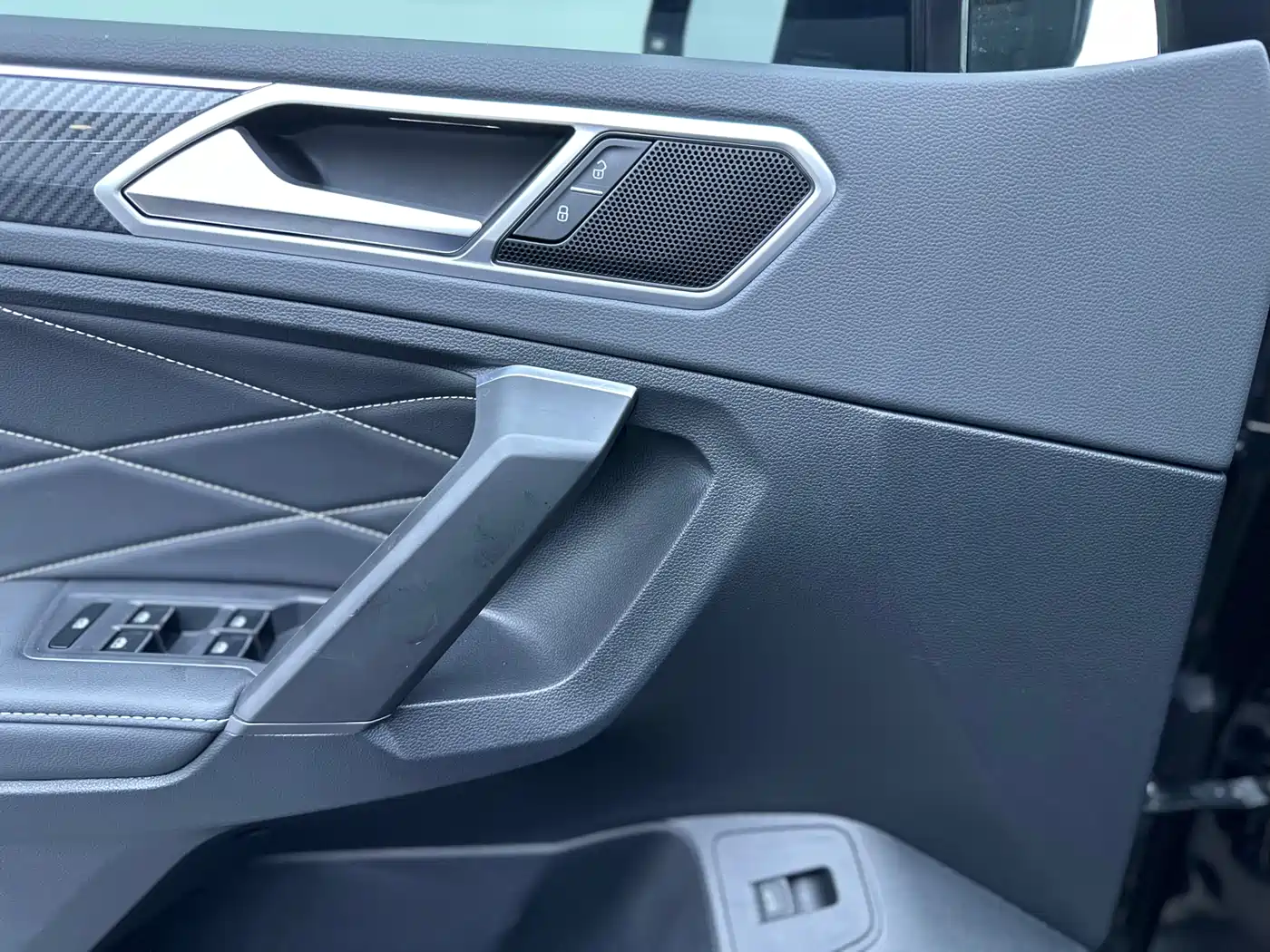 Volkswagen Tiguan L 2023 330TSI Auto 2WD R-Line Premium Edition фото 14