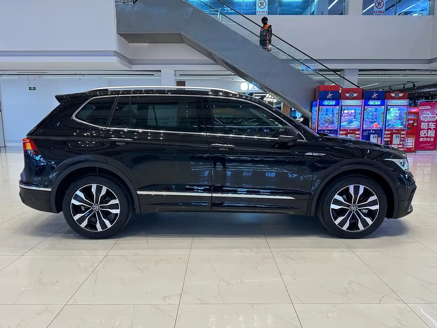 Volkswagen Tiguan L 2023 330TSI Auto 2WD R-Line Premium Edition фото 9