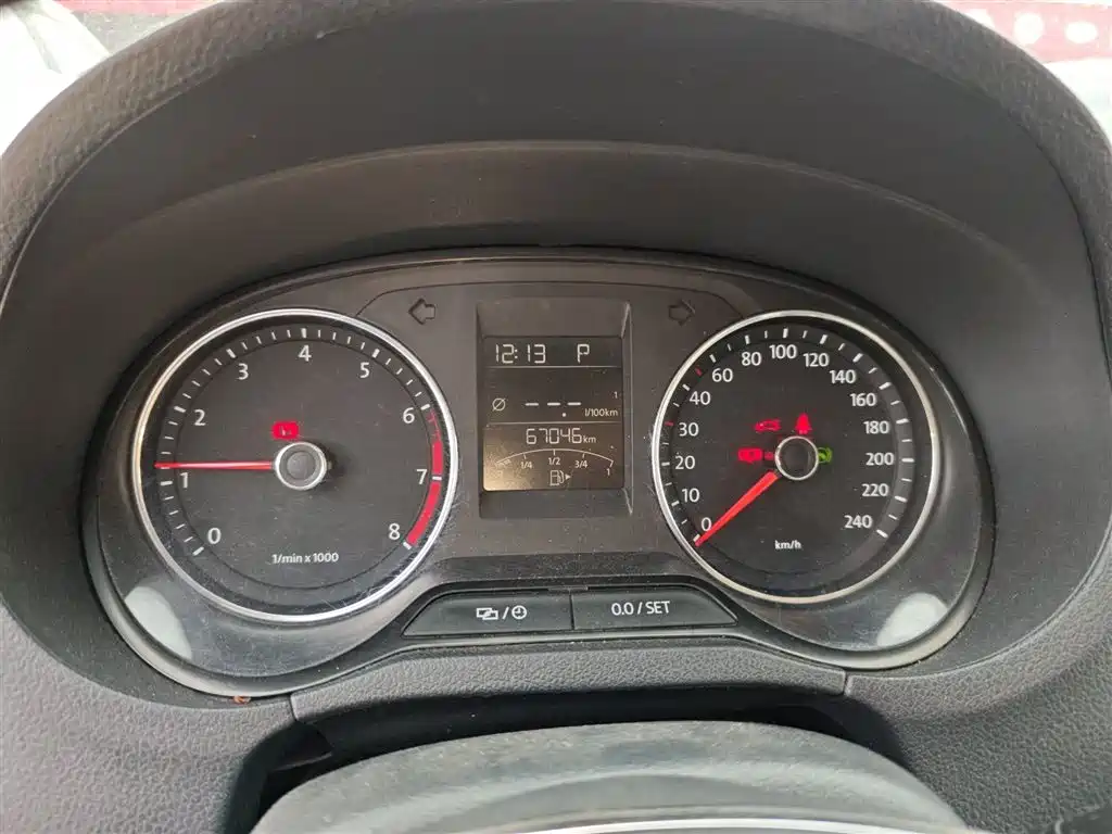Volkswagen Polo 2014 1.6L Automatic Luxury Edition фото 8