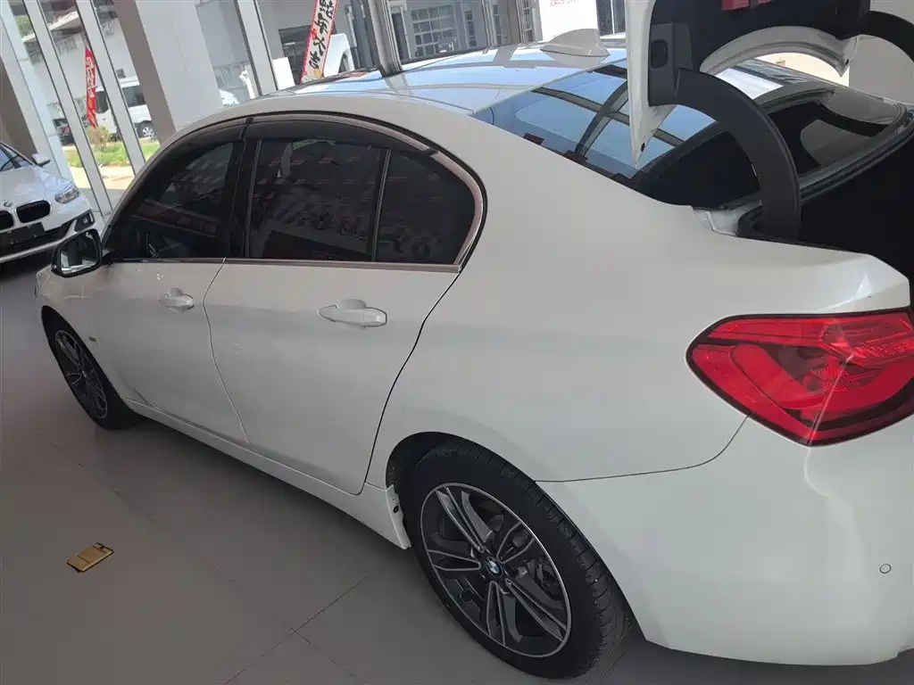 BMW 1 Series 2018 118i Sport Edition фото 7