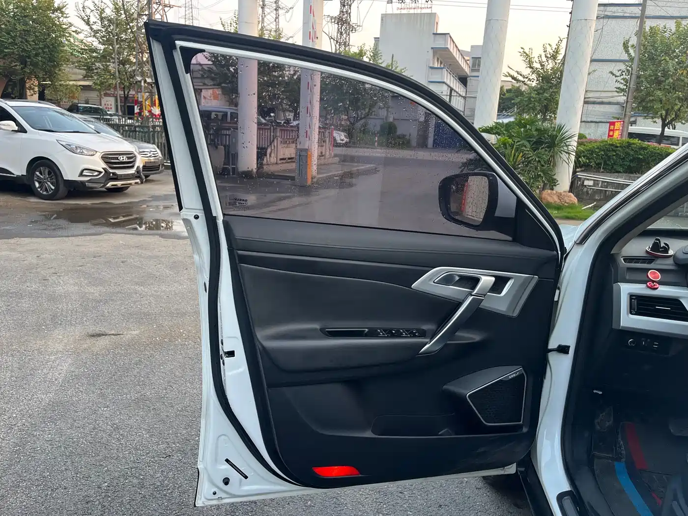 Фото 10 - Geely Atlas
