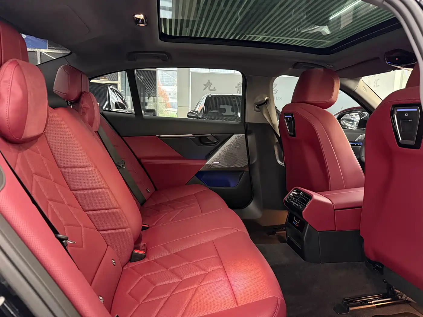 BMW 5 Series 2025 530Li Leading M Sport Package фото 9