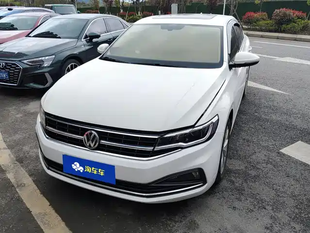 VOLKSWAGEN BORA