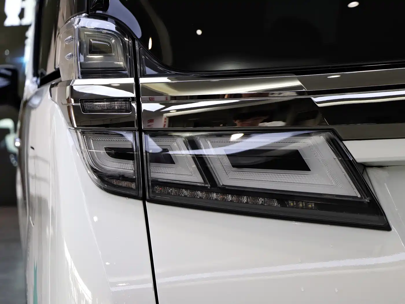 Toyota Vellfire 2021 Crown Hybrid 2.5L HV Supreme Edition фото 32