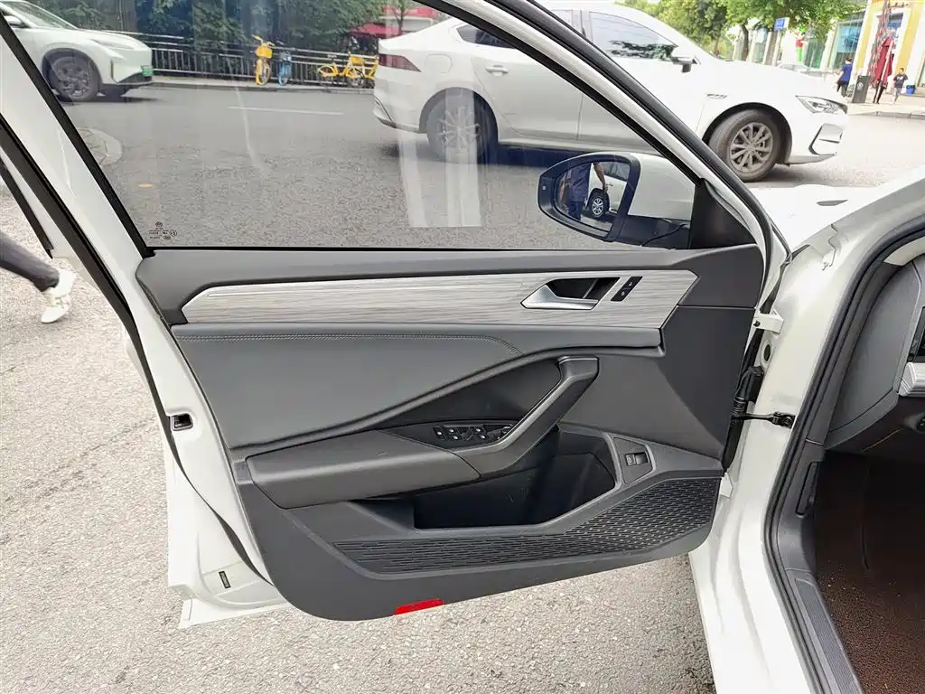 Volkswagen Sagitar 2023 Model Year 200TSI DSG Surpass Edition фото 6