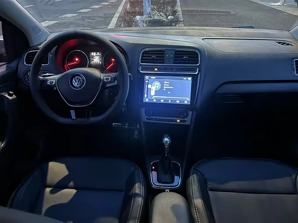 Volkswagen Polo 2014 1.6L Cross Polo Automatic фото 8