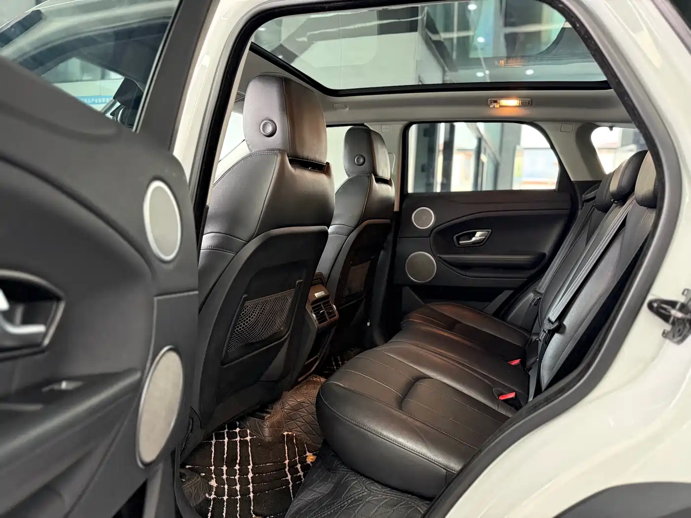 Land Rover Range Rover Evoque 2017 2.0T SE Smart Shine Edition фото 14