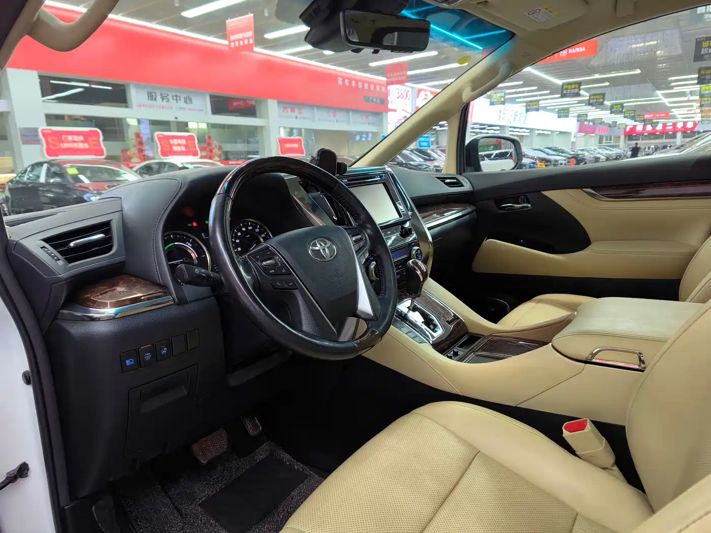 Toyota Alphard 2019 Hybrid 2.5L Luxury фото 15