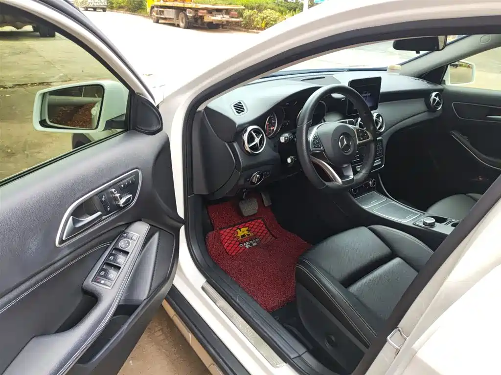 Mercedes-Benz GLA 2018 GLA 200 Dynamic фото 13