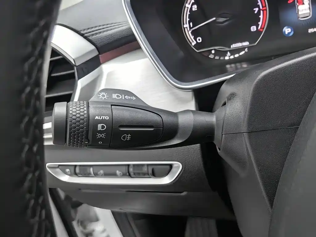 Фото 21 - Geely Binyue