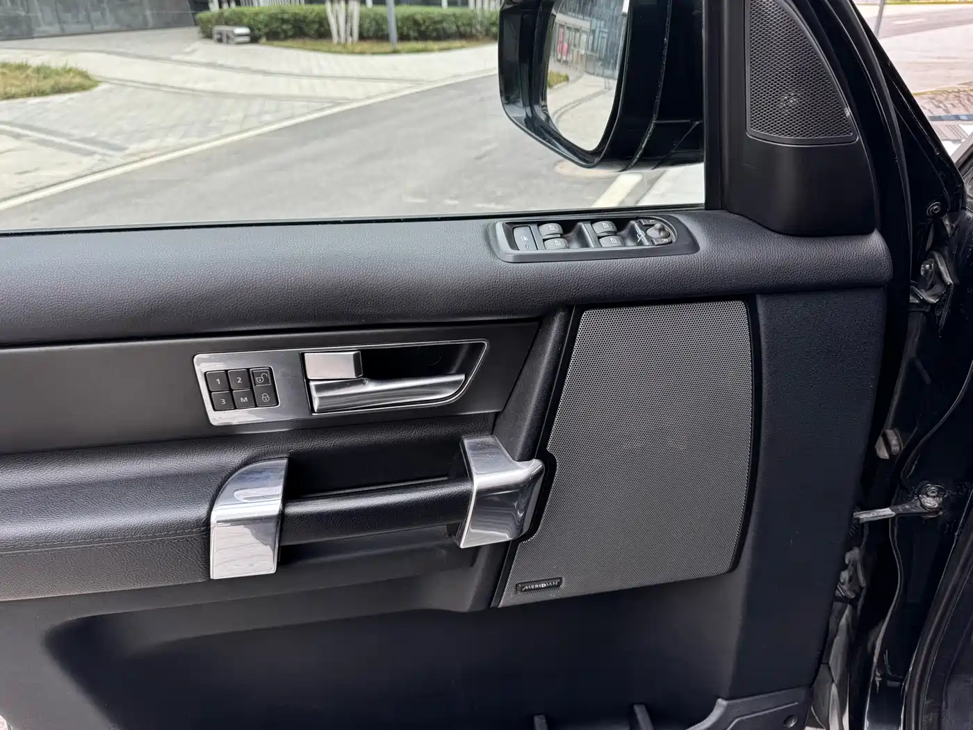 Land Rover Discovery 2015 3.0 SDV6 HSE Diesel фото 9