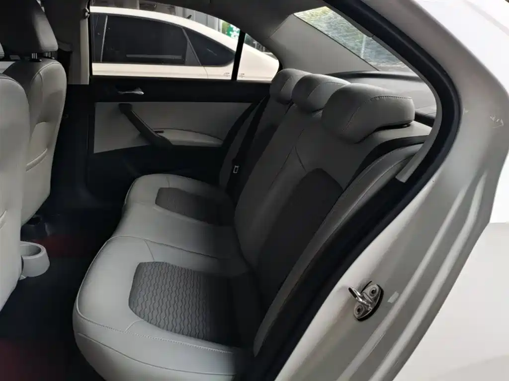 Škoda Rapid 2016 1.6L Manual Pioneer Edition фото 17