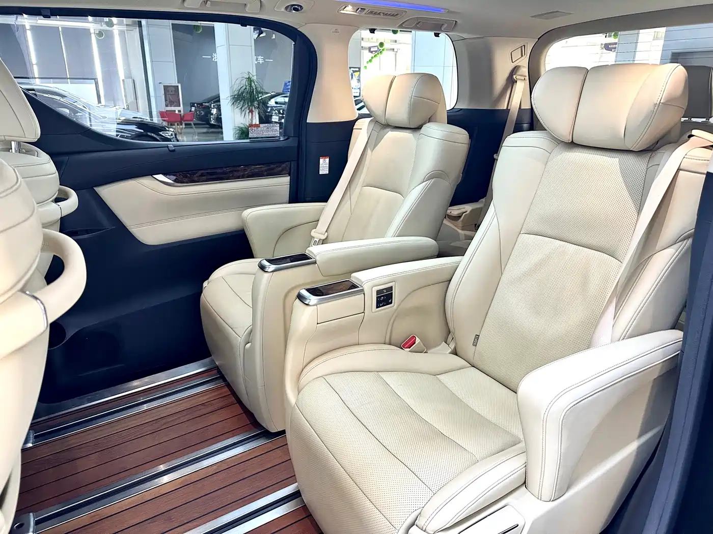Toyota Alphard 2021 Hybrid 2.5L Luxury фото 9