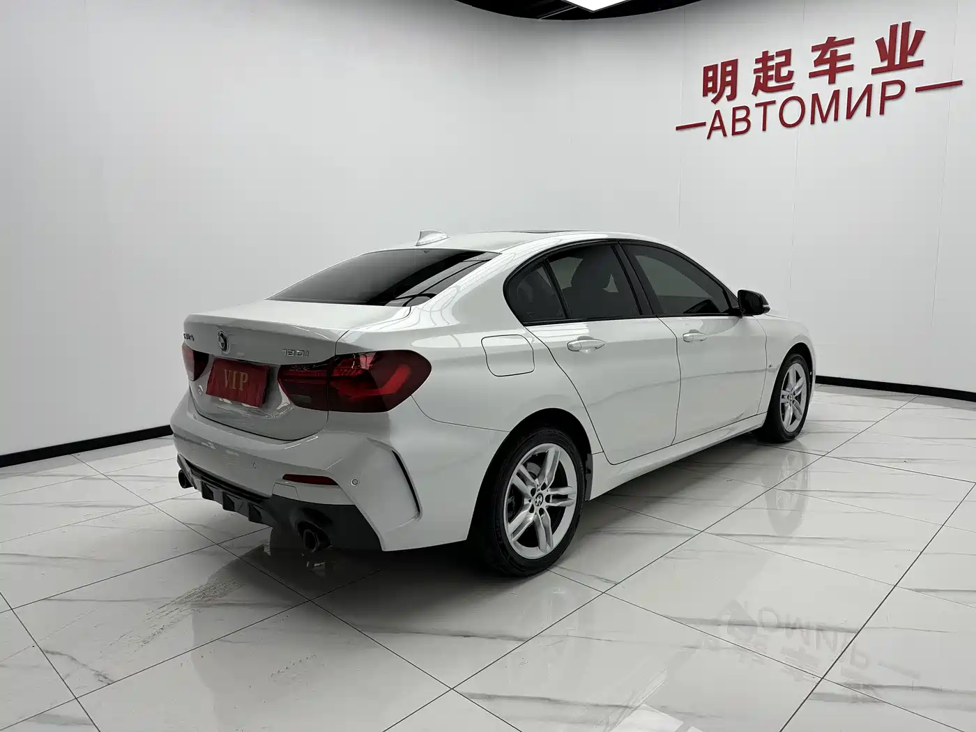 BMW 1 Series 2023 120i M Sport Shadow Edition фото 9