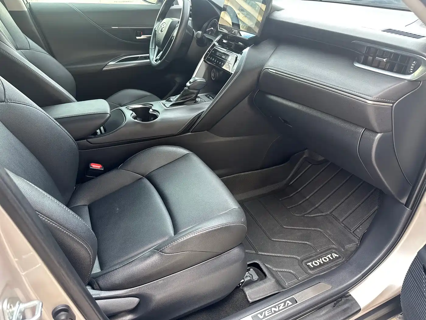 Toyota Venza 2024 2.0L CVT 2WD Luxury Edition фото 4