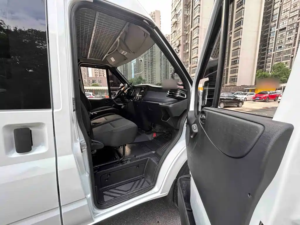 Jiangling JMC Fushun 2025 2025 Model 2.0T 6MT Diesel Medium Wheelbase Medium Roof Commercial MPV 7 Seats