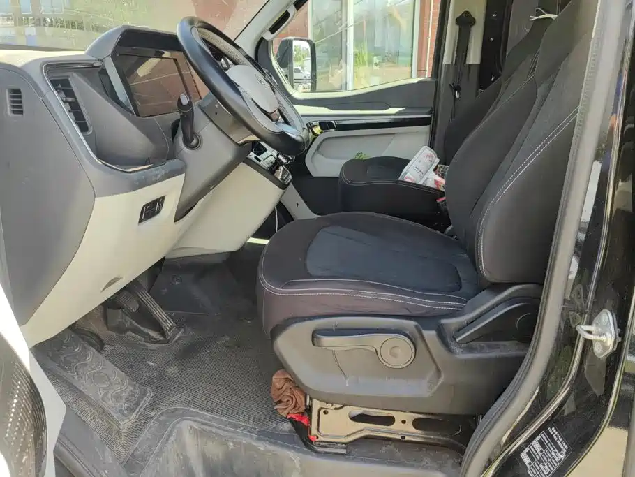 Sinotruk Xianfeng V 2025 2024 Multi-function Version 2.0T Automatic Medium Wheelbase Medium Roof