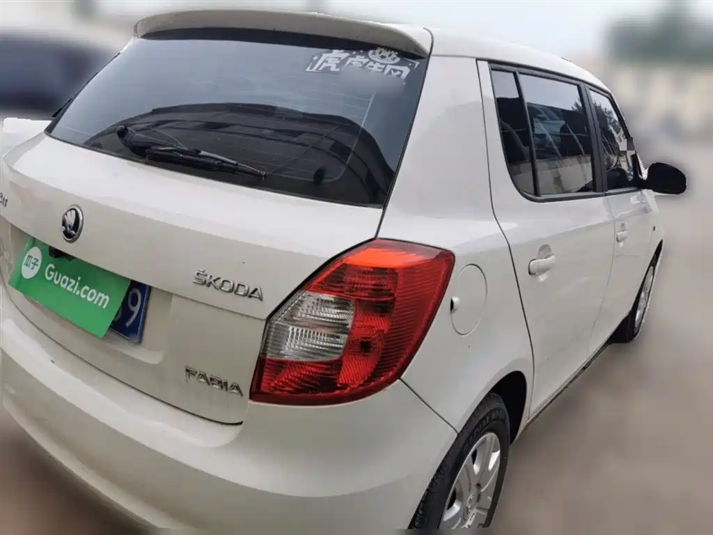 Škoda Fabia 2014 1.4L Manual Crystal Edition фото 5